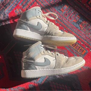 Nike Air Jordan 1 Mid SE in the White/Cool Grey sz 5.5Y